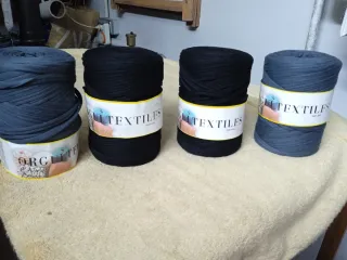 4 Rollos de textiles , dos grises y dos negros