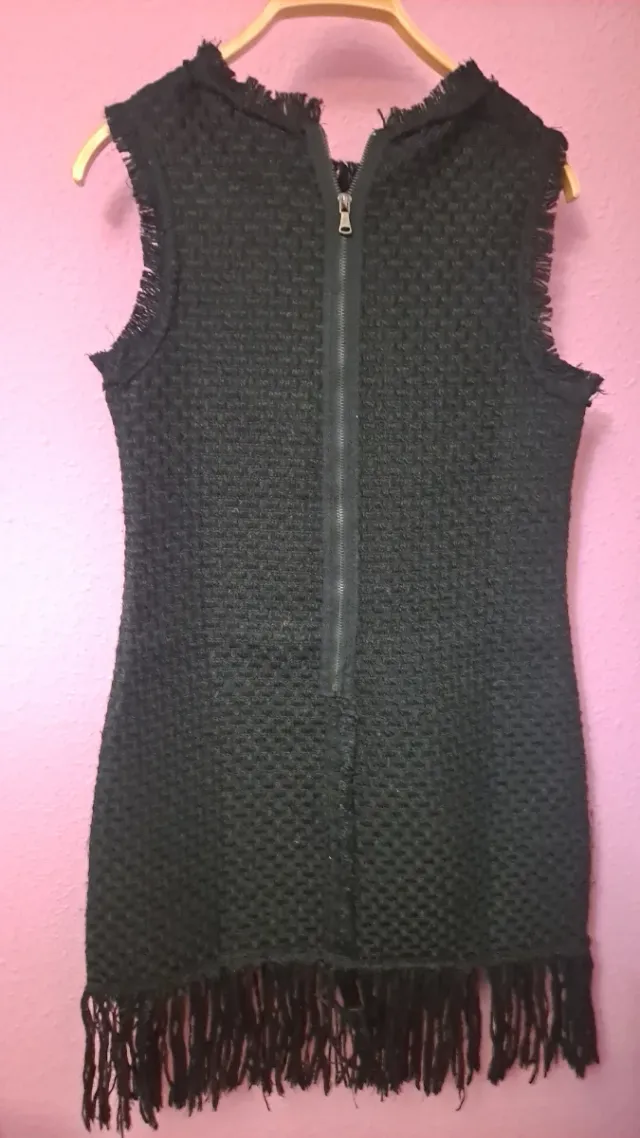Vestido tipo Chanel negro con adornos