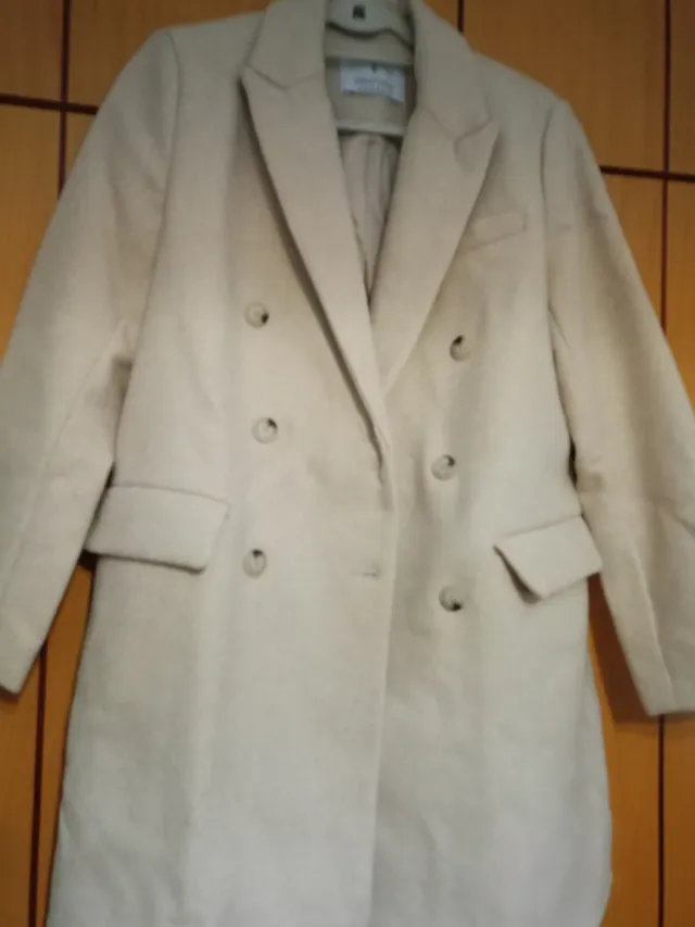 Abrigo beige doble botonadura