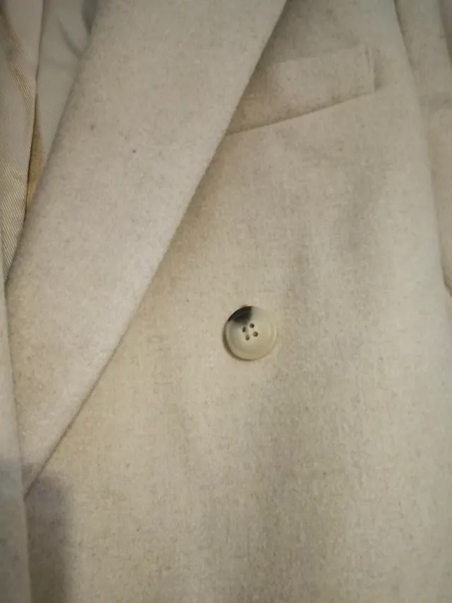 Abrigo beige doble botonadura