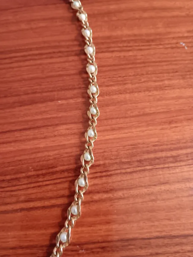 Cadena dorada con perlas para mujer