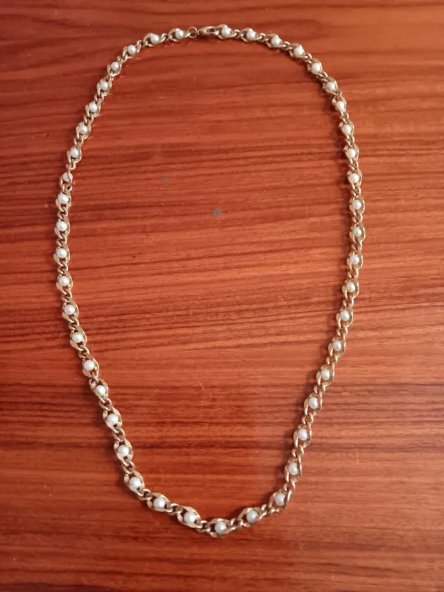 Cadena dorada con perlas para mujer