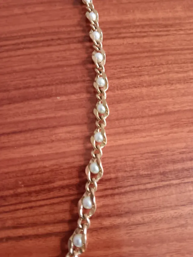 Cadena dorada con perlas para mujer