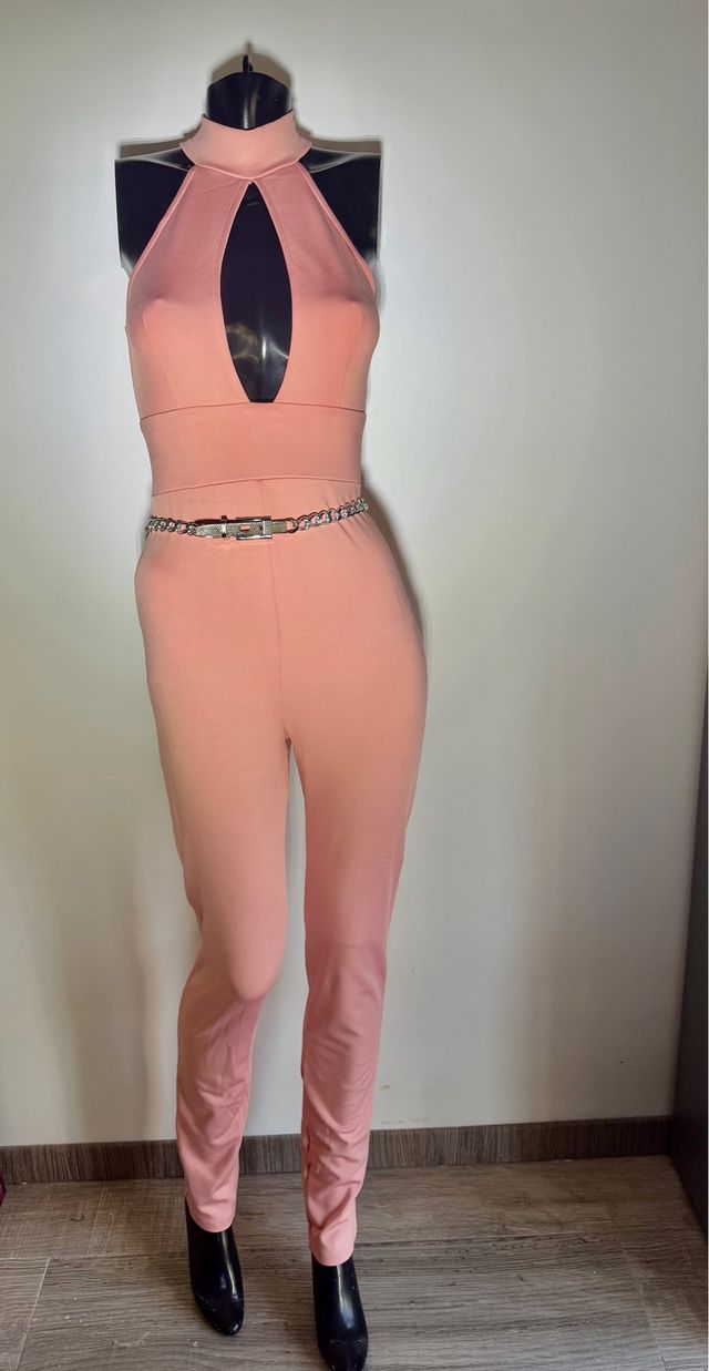 Mono elegante rosa con cinturón plateado