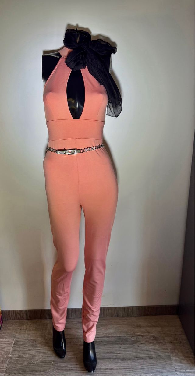 Mono elegante rosa con cinturón plateado