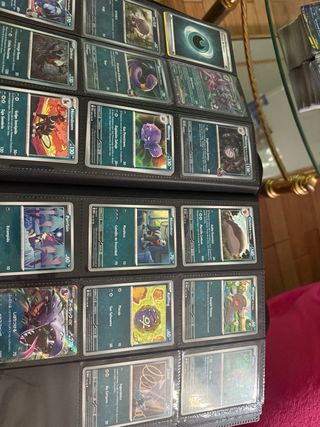 Álbum de cartas Pokémon casi completo