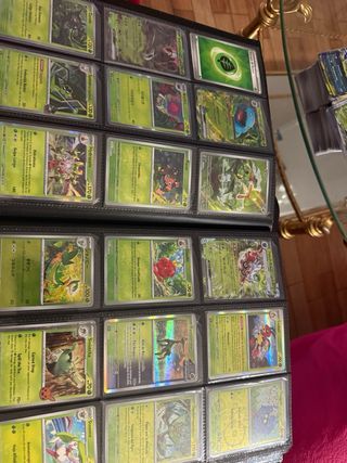 Álbum de cartas Pokémon casi completo