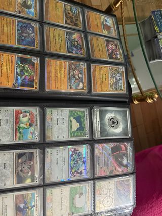 Álbum de cartas Pokémon casi completo