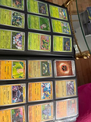 Álbum de cartas Pokémon casi completo