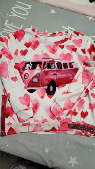 Jersey estampado furgoneta y corazones
