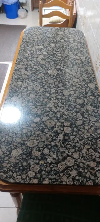 Mesa de cocina con encimera de granito