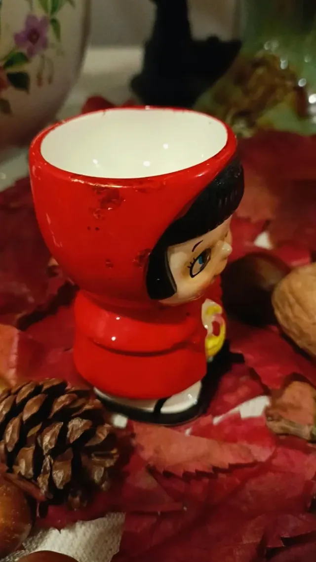 Huevera  de porcelana Caperucita Roja