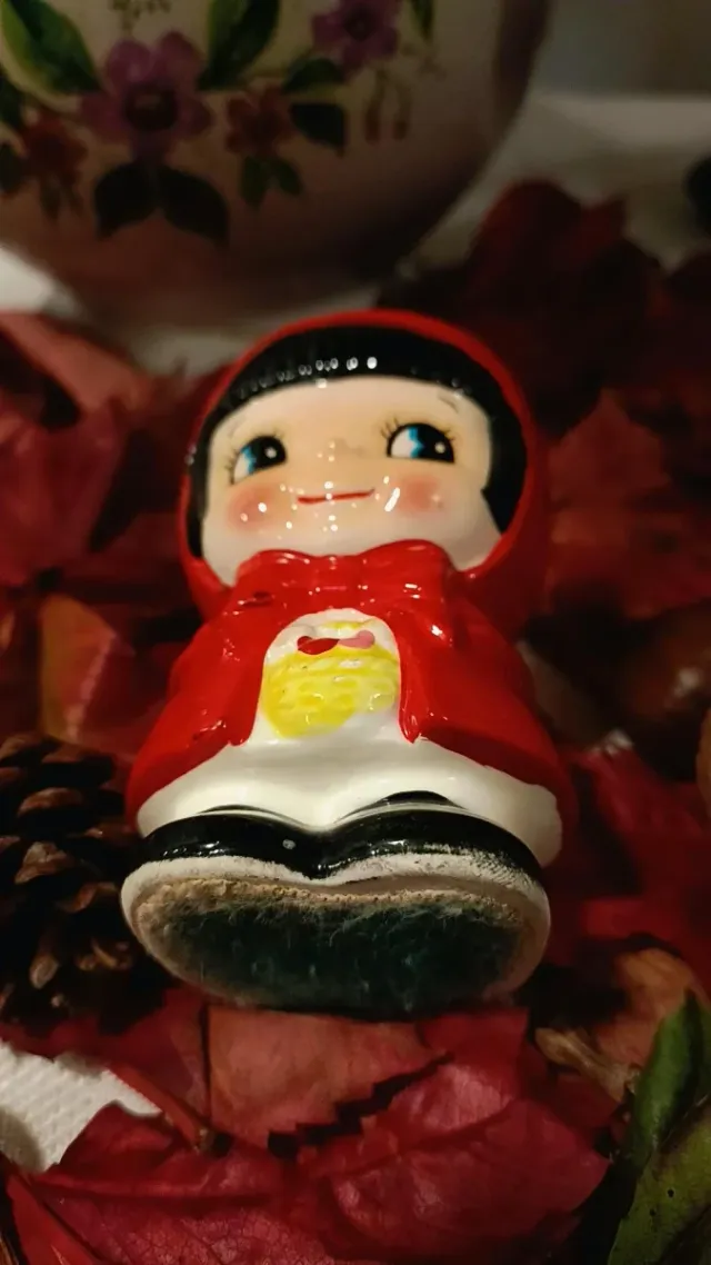 Huevera  de porcelana Caperucita Roja