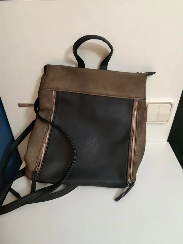 Mochila negra y marrón