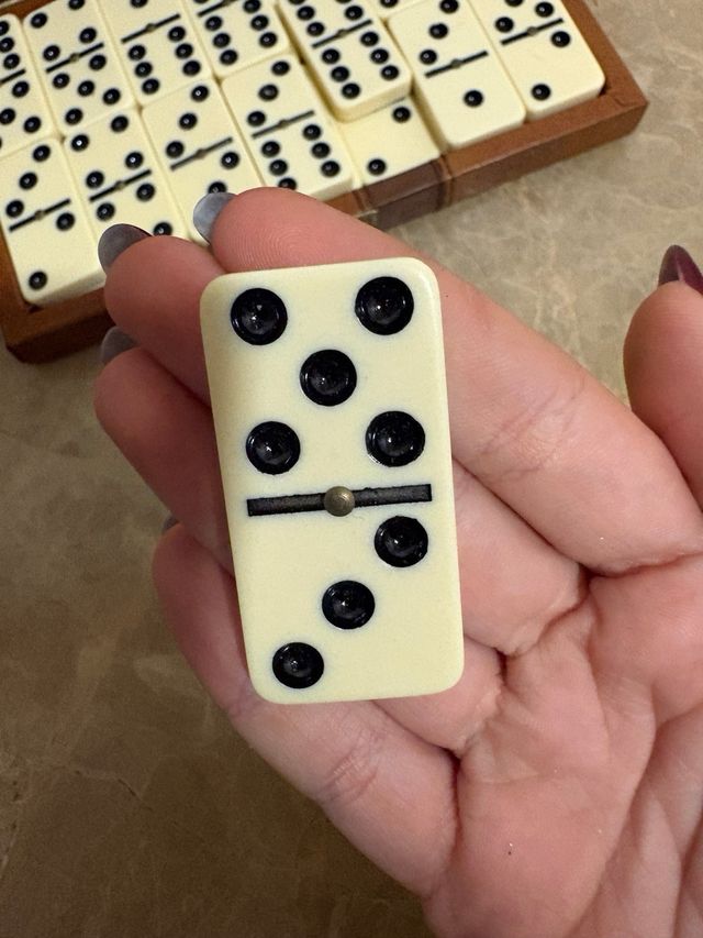 Juego de dominó de viaje con estuche