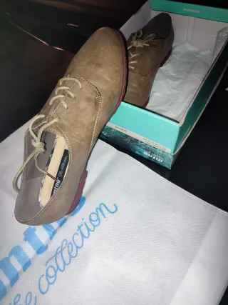 Zapatos marrones y rojos de mujer