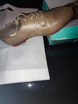 Zapatos marrones y rojos de mujer