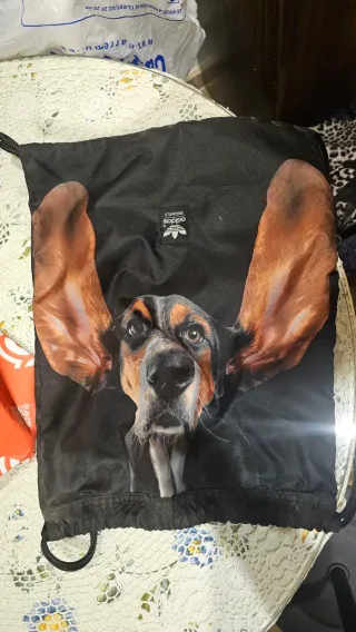 Mochila Adidas con cordones y estampado de perro