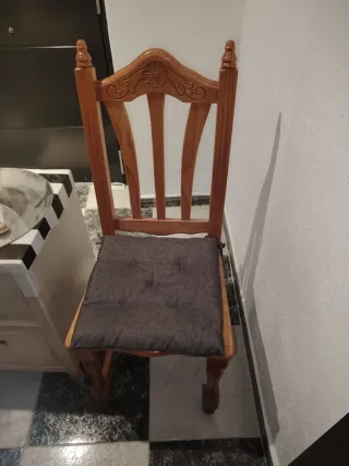 Seis sillas de pino con cojín