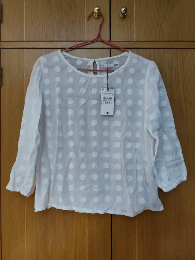 Blusa blanca con esferas