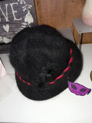 Sombrero negro con detalle rojo