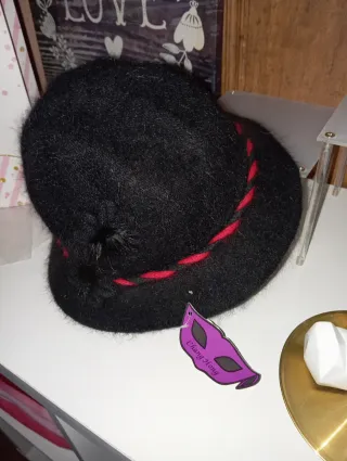 Sombrero negro con detalle rojo