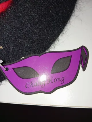 Sombrero negro con detalle rojo