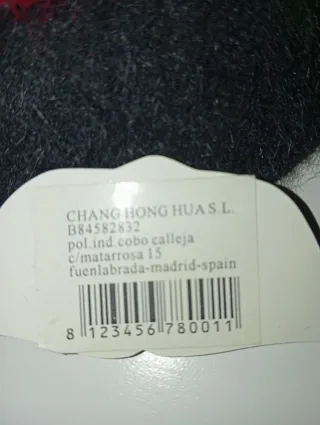 Sombrero negro con detalle rojo