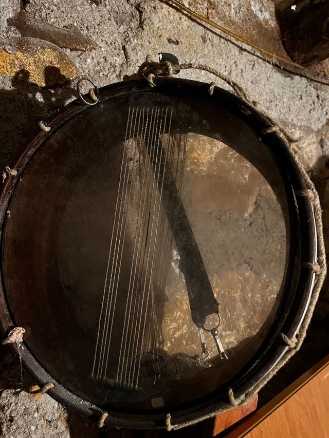 Tambor de madera artesanal