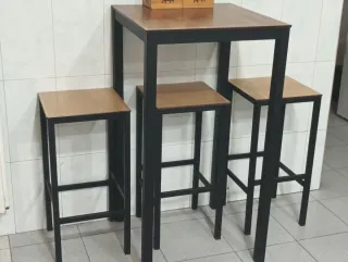 Mesa alta y 3 taburetes madera y metal