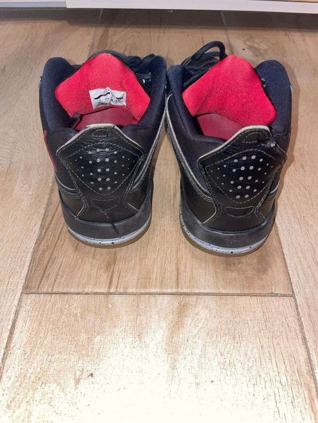 Zapatillas Jordan Negras y Rojas