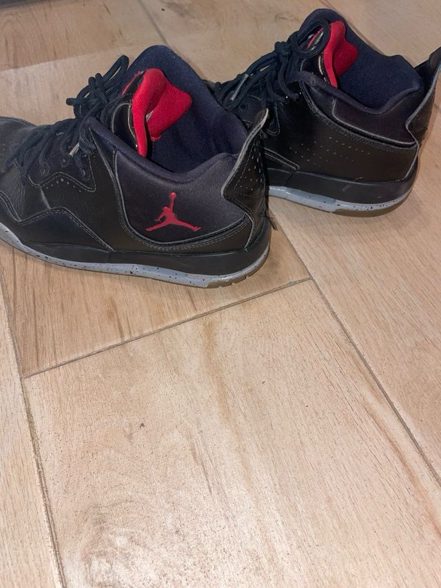 Zapatillas Jordan Negras y Rojas