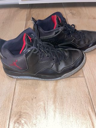 Zapatillas Jordan Negras y Rojas