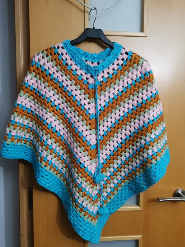Poncho tejido a mano multicolor