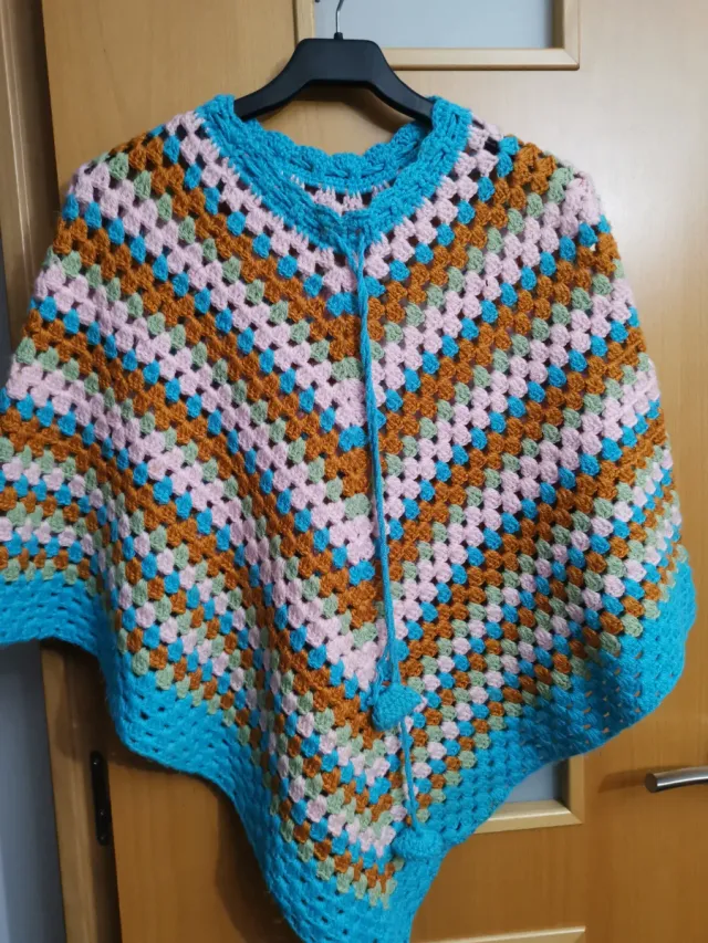 Poncho tejido a mano multicolor