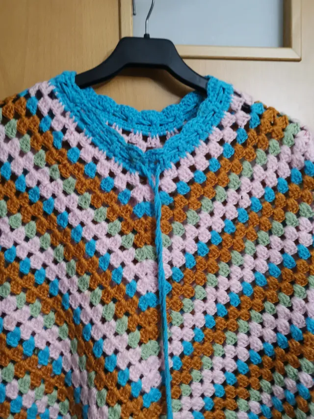 Poncho tejido a mano multicolor