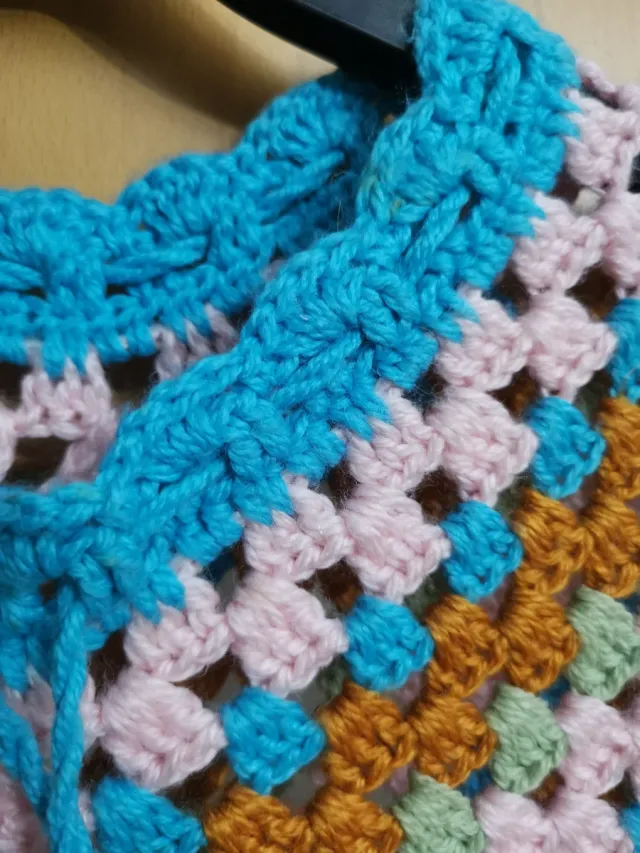 Poncho tejido a mano multicolor