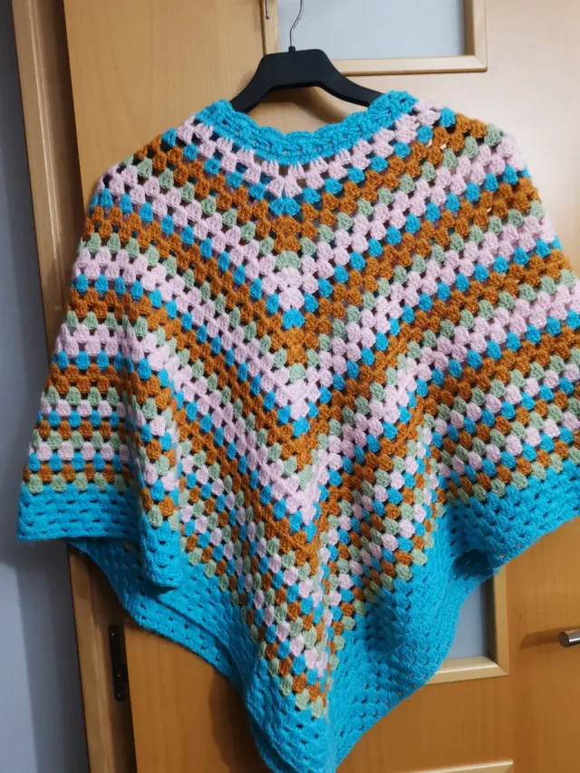 Poncho tejido a mano multicolor