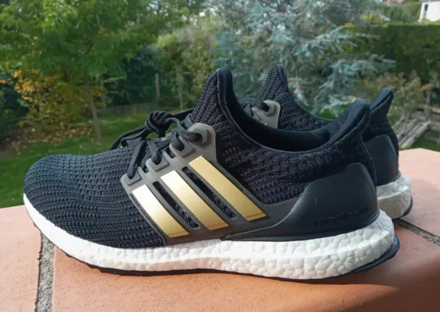 Zapatillas Adidas Negras y Doradas