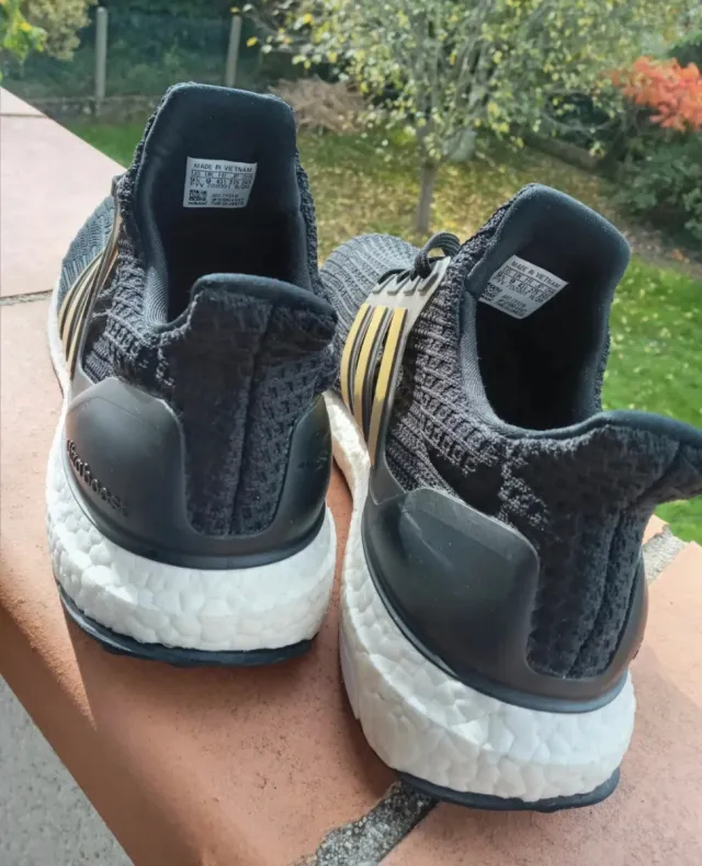 Zapatillas Adidas Negras y Doradas