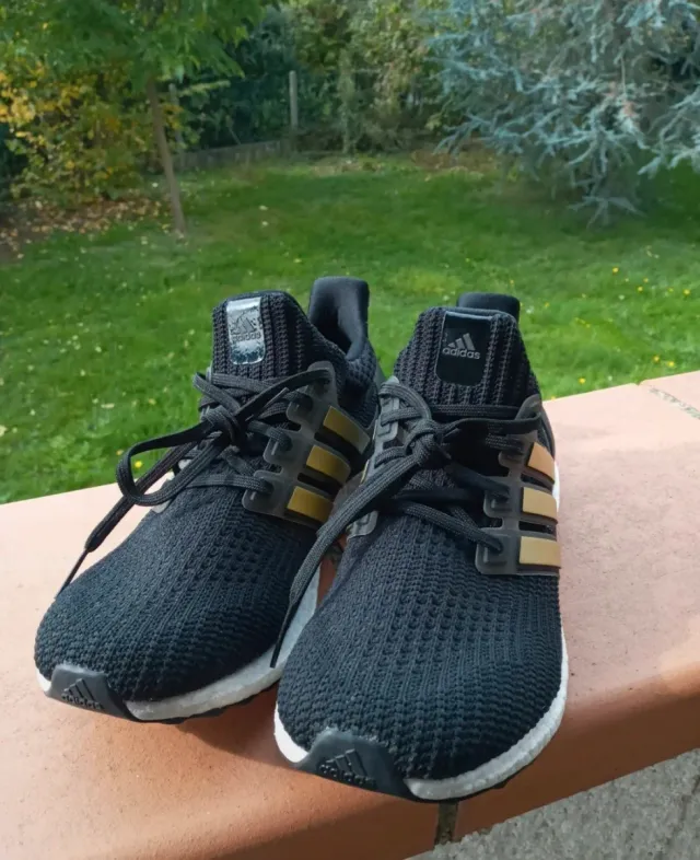 Zapatillas Adidas Negras y Doradas