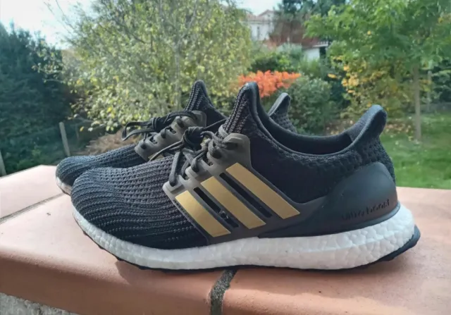 Zapatillas Adidas Negras y Doradas