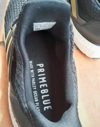 Zapatillas Adidas Negras y Doradas