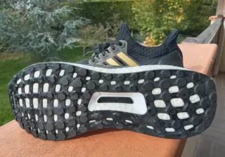Zapatillas Adidas Negras y Doradas