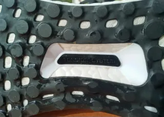 Zapatillas Adidas Negras y Doradas