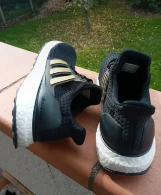 Zapatillas Adidas Negras y Doradas