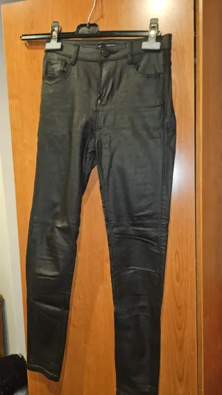 Pantalón efecto piel Stradivarius negro