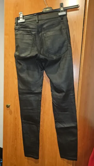 Pantalón efecto piel Stradivarius negro