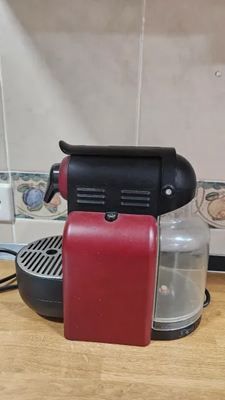 Cafetera Nespresso DeLonghi Roja