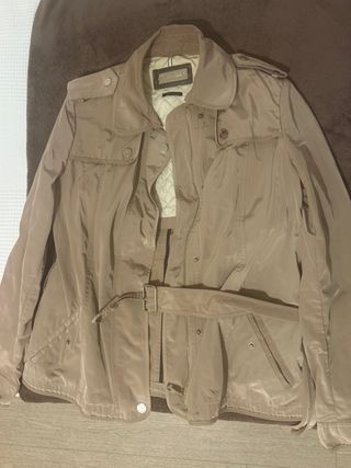 Chaqueta gabardina corta mujer beige